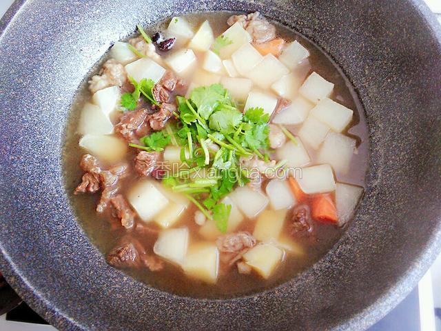 撒些香菜和葱花既可