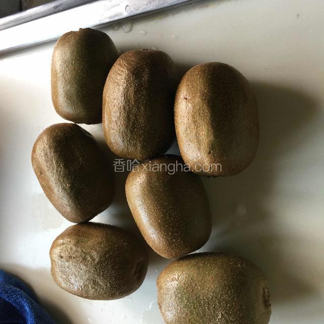 猕猴桃洗净