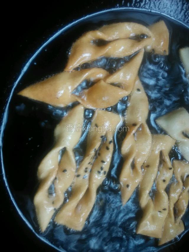 上锅倒油烧至七八分热下麻叶，大火快速炸至变黄