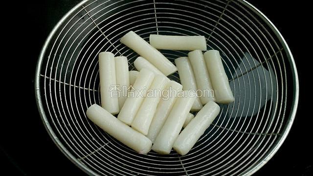 捞出过凉水备用。