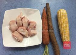 玉米胡萝卜猪蹄汤的做法图解1