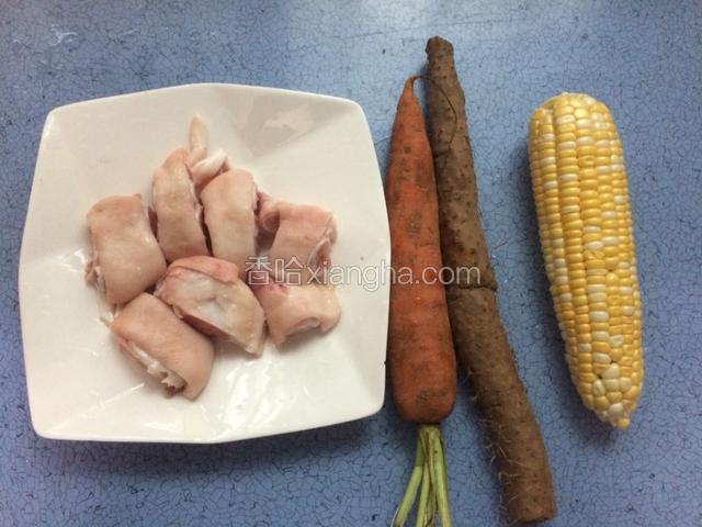 准备好图中的食材，猪蹄煲汤一般用半个就够，可以在买的时候，剁好，清理干净。回来之后就可以直接使用了。