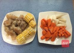 玉米胡萝卜猪蹄汤的做法图解3