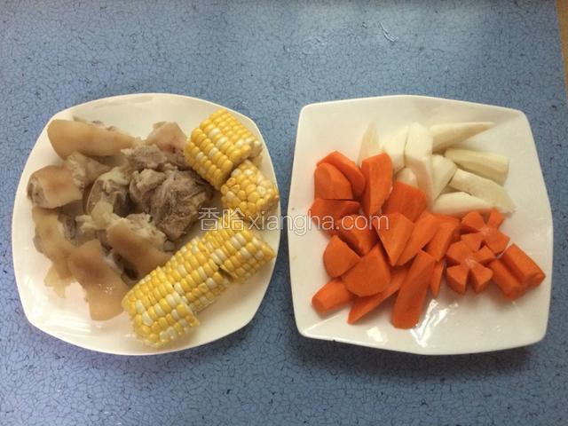 猪蹄捞出来清水冲洗干净，汤的所有材料也处理好，切成自己喜欢大小块状。备用。