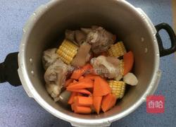 玉米胡蘿卜豬蹄湯的做法圖解4