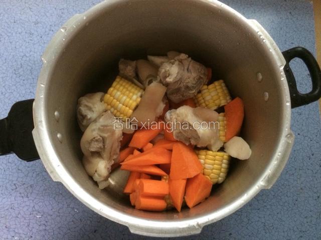 高压锅清洗干净后，把所有食材都一同倒入锅中。