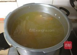 玉米胡蘿卜豬蹄湯的做法圖解6