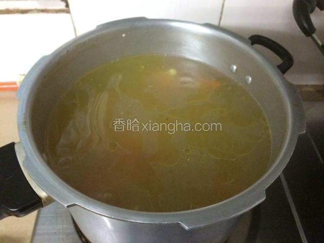 转成中小火15分钟左右汤就煲好了。开盖后加入适量盐调味即可。