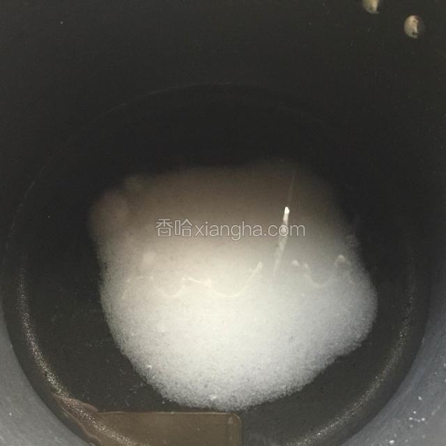 锅中倒入少许水，加入白糖熬煮