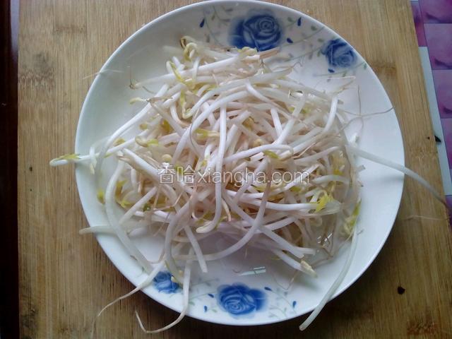 豆芽洗净备用