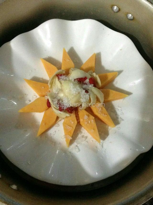 上锅隔水蒸十分钟。