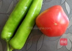 青椒炒番茄的做法图解1