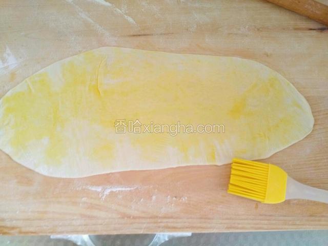 用油刷均匀的刷一层油。