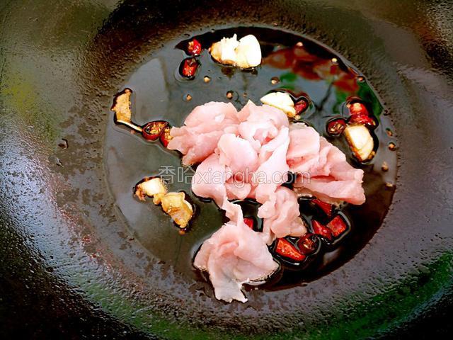下入肉片翻炒均匀