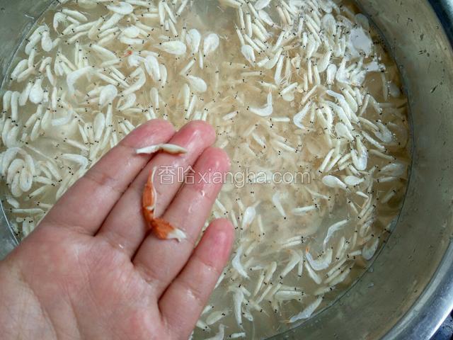 虾皮泡水洗净 去除虾须还有一些螃蟹爪 以免炸的时候易糊锅