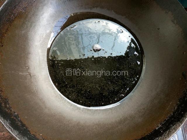锅里放比炒菜多一点的油 大概80克左右