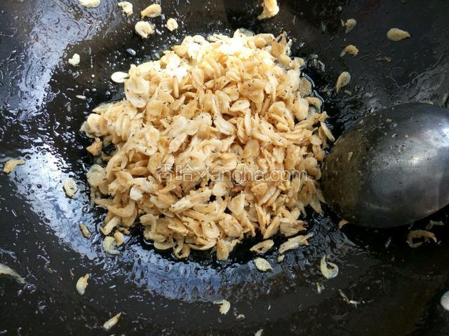 再继续炒两分钟 水分散干 饱吸了油脂的虾皮 金黄酥脆 粒粒分明