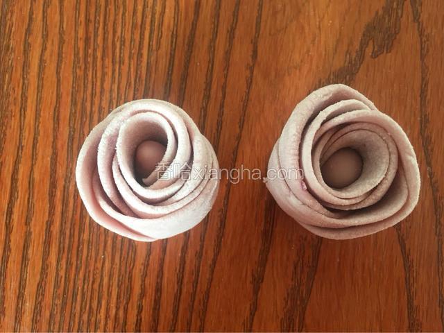 沿着筷子按压成的痕迹切开整形