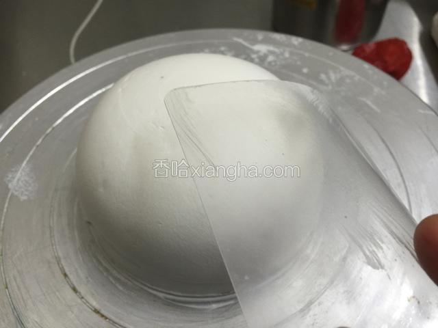 用软刮板刮平奶油.刮出椭圆形