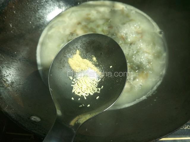 再开锅，放入少许鸡精 胡椒粉和盐调味 再放入一大勺水淀粉
