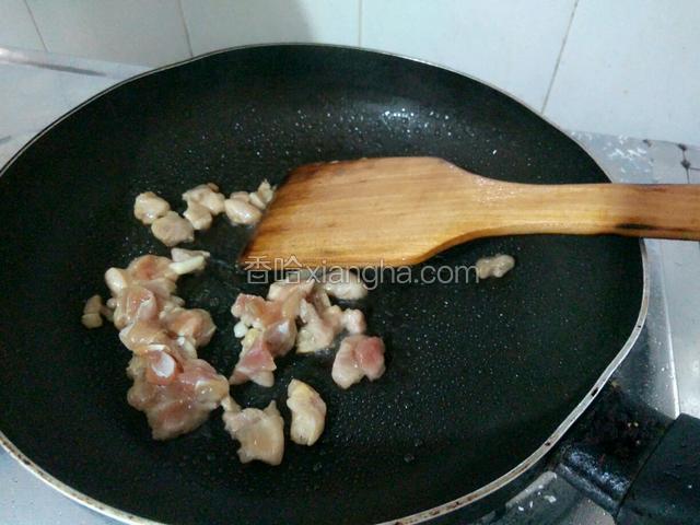 锅里下油把猪肉炒熟，
