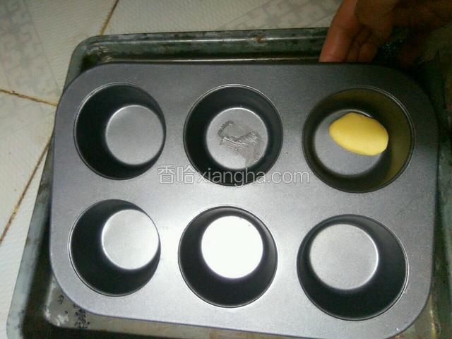 用个蛋糕小模具擦少许黄油，