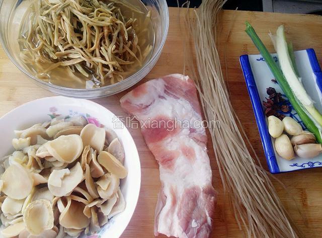 豆角干，土豆干提前一天用清水泡好