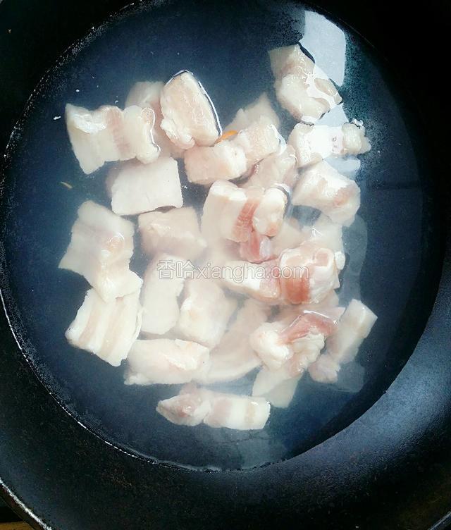 炒锅冷水下入五花肉，烧开后撇去浮沫后捞出。