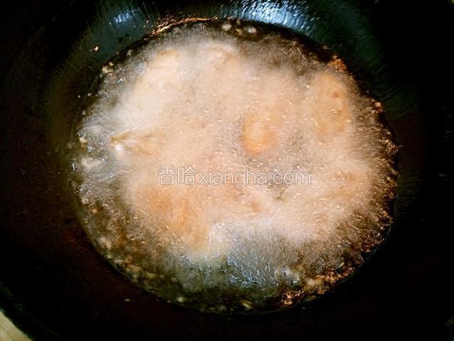 锅中烧油至5成热时下入鸡翅炸制