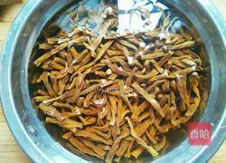 缸豆干红烧肉的做法图解1