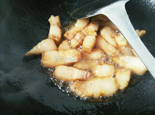 放入猪油炒至上色，尽量把肥肉的油炒出来