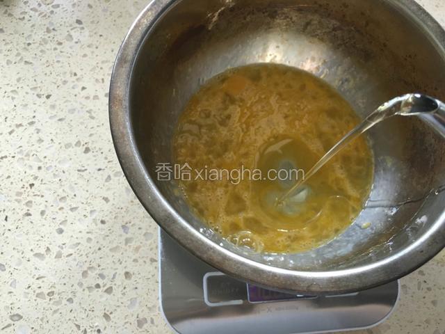加入玉米油搅拌均匀。