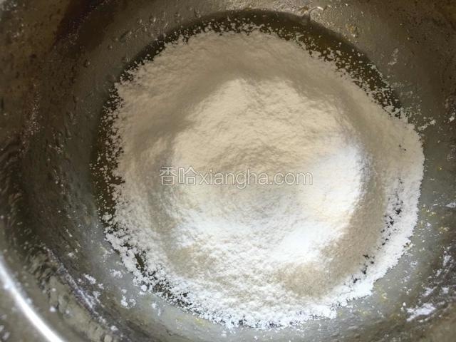 筛入低筋面粉，搅拌均匀。