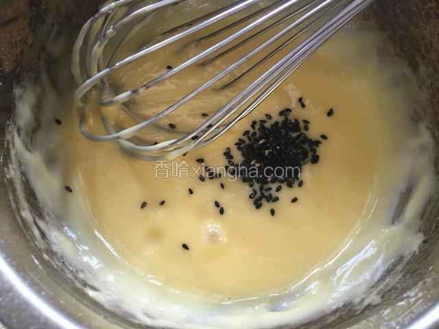 加入适量熟黑芝麻，搅拌均匀。