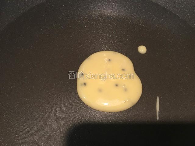 不开火，舀2汤匙蛋糊放入不粘平底锅。
