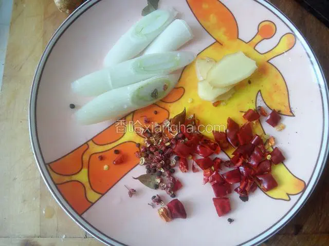 葱切段，姜切片，干辣椒切圈