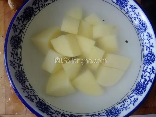土豆去皮切大块，泡在凉水中