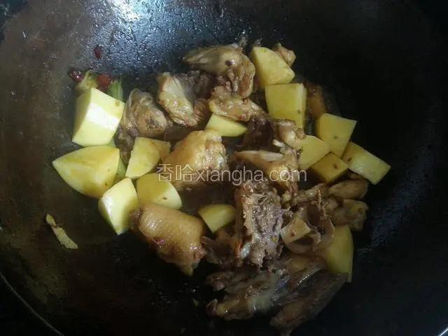 土豆放入锅中
