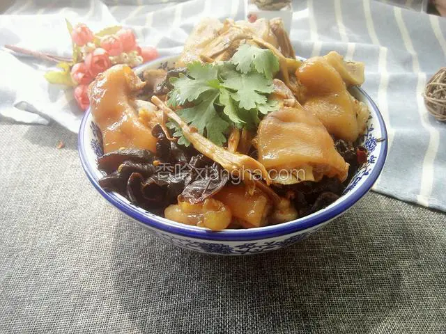 汤汁收干，鸡肉软烂盛出