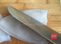 鱿鱼炒芹菜的做法图解2