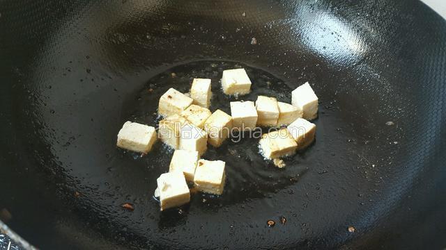 锅内加入少许油，把豆腐放进去小火煎一会！