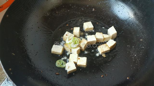 豆腐微微变黄加入葱花！