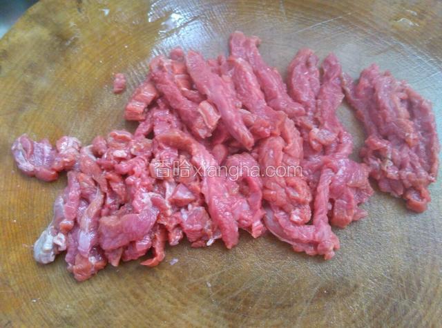 再切成小条，用盐、料酒、胡椒粉、姜末、淀粉腌好。