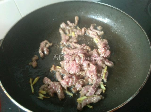 下牛肉翻炒约2分钟至牛肉变色。