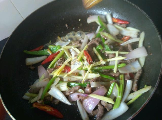 加入剩余的姜丝，少许味精，烹入料酒，炒至即可。