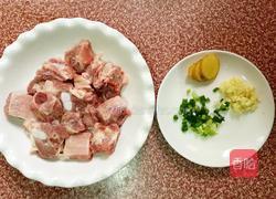 微波炉蒸排骨的做法图解1