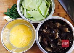 青笋木耳炒鸡蛋的做法图解1