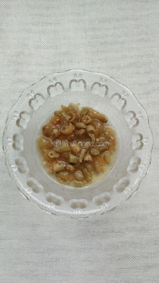 用刀将泡椒切碎。