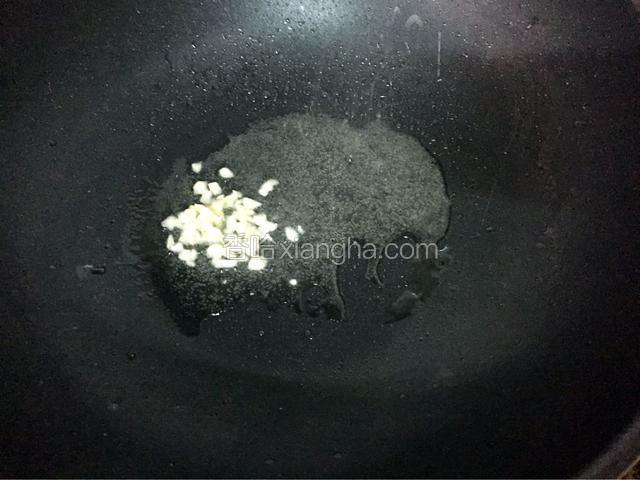 锅中倒入适量油烧热后放入一半蒜末爆香