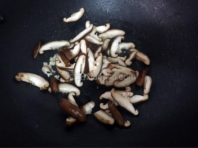 放入蘑菇翻炒至断生盛出备用